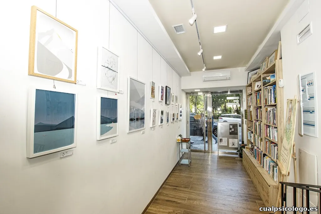 La lente y el pincel - estudio creativo y librería especializada